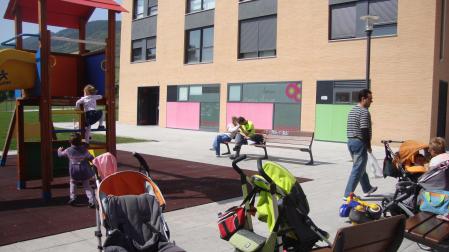 Guardería Lorea dispone de una zona ajardinada pública y un parque que se utilizan como zonas de recreo.