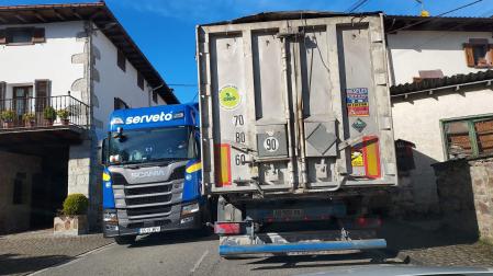 Los camiones atraviesan Olagüe tras el accidente de la N-121-A