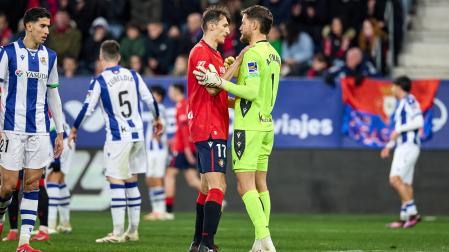 Ante Budimir y Alex Remiro, el pasado domingo en El Sadar en la acción del penalti anulado