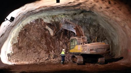 Una excavadora perfora el nuevo túnel de Belate.