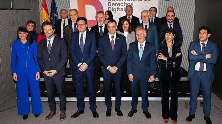 En el centro de la imagen, el presidente del Gobierno, Pedro Sánchez, con los ministros Carlos Cuerpo, Óscar López, Ángel Víctor Torres y Ana Redondo, y miembros de las entidades que forman parte del observatorio. Luis Colina, presidente de la Fundación Diario de Navarra, está en tercera fila, el segundo por la derecha /
