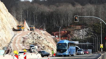 Tráfico junto a las obra del desmonte en la boca sur del túnel de Belate /
