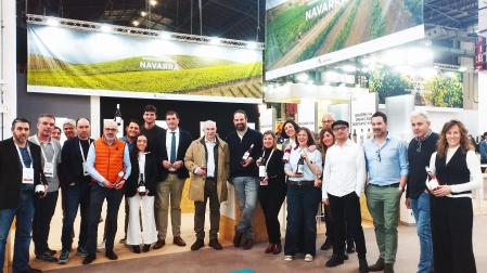 Autoridades y bodegueros, en el stand de la D.O. Navarra en la Barcelona Wine Week 2025
