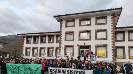 Imagen de la concentración del pasado miércoles junto al Centro de Salud de Elizondo, en la que participó personal del Centro Hospitalario de Benito Menni.