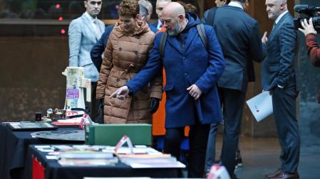 La presidenta María Chivite y el consejero de Economía José Luis Arasti miran la exposición del sindicato LAB ubicada en el Atrio del Parlamento y tras ellos, parlamentarios de UPN con su portavoz Javier Esparza a la derecha
