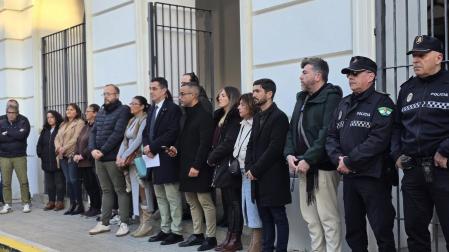 Concentración y minuto de silencio a las puertas del Ayuntamiento de Barbate en recuerdo de los dos guardias civiles fallecidos hace un año