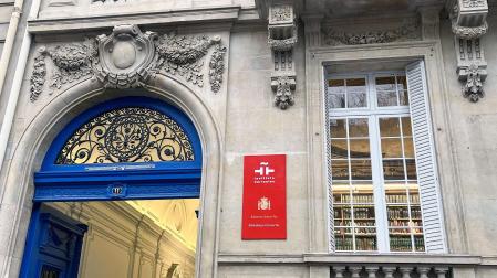 Puerta de acceso a la biblioteca Octavio Paz del Instituto Cervantes, en la Avenida Marceau de París, situada en el edificio que albergó la sede del gobierno vasco en el exilio en 1937, posteriormente expropiado por el franquismo, que el gobierno de Sánchez quiere devolver al PNV y cumplir esta reivindicación histórica del partido nacionalista