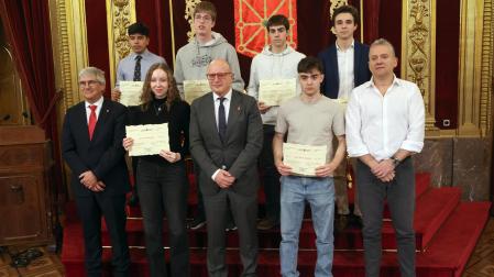 En la primera fila desde abajo: Gil Sevillano, director general de Educación, Ane Valencia Buñuales, del IES Alaitz de Barañáin, Carlos Gimeno, consejero de Educación, Martín Sánchez Zaragüeta, del Colegio Nuestra Señora del Huerto de Pamplona, Alberto Urrutia Lecumberri, director del Servicio de Inspección Educativa. En la fila de arriba: Juan Andrés Moina Quizhpi, del CPE Miravalles-El Redín de Pamplona, Antso Vidondo Aguirrebalzategui, del IESO de Berriozar, Mikel Sánchez Zaragüeta, alumno de CPE Nuestra Señora del Huerto de Pamplona, y Juan Nasarre Miranda, del Colegio Irabia-Izaga de Burlada