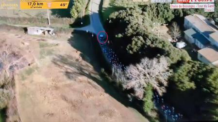 Moment en el que el pelotón de la Estrella de Besseges se topa con el coche, marcado con un círculo rojo.
