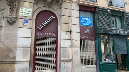 Calzados La Infantil, en la calle San Saturnino de Pamplona, con el cartel de 'Se alquila'