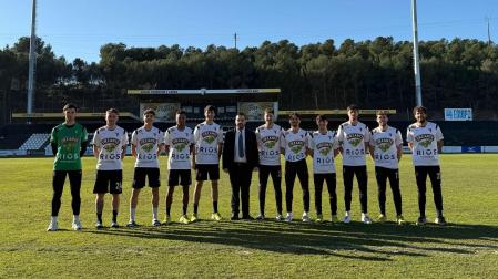 Ramón Lázaro, presidente del Tudelano, posa con los once fichajes invernales