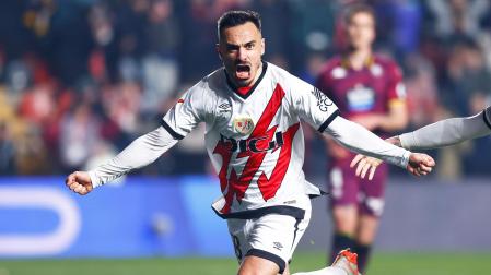 Alvaro Garcia celebra el tanto que sirvió al Rayo Vallecano para derrotar al Real Valladolid /