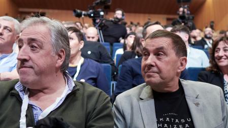 El alcalde de Pamplona, Joseba Asiron (i), y el secretario general de EH Bildu, Arnaldo Otegi (d), durante el III Congreso de EH Bildu, en el Palacio de Congresos Baluarte