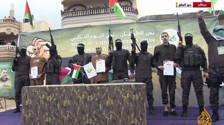 Imagen de televisión del acto en el que han sido liberados tres rehenes israelíes