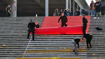 Operarios colocan la alfombra roja de entrada al Palacio de Congresos de Granada que alberga la Gala de los 39 Premios Goya