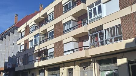 Edificio de la calle Juan Carlos I de La Bañeza donde ha tenido lugar el suceso