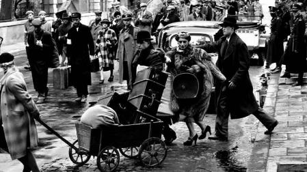 Fotograma de 'La lista de Schindler', en el que se observa cómo los judíos son obligados a abandonar sus hogares con las pocas pertenencias que pueden salvar del saqueo nazi.