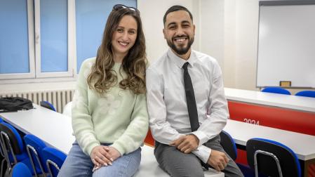 La ucraniana Svitlana Tarasenko y el marroquí Mustapha Ennakrachi, en una aula de UNED Pamplona.