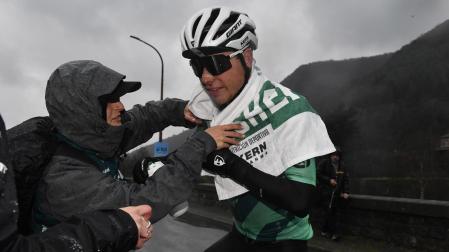 Un corredor del Kern Pharma es asisitido al término de una etapa.