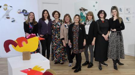 De izda. a dcha.: Leire Olkotz, Berta Suescun, Concha Pasamar, Gabriela Barrio, Idoia Iribertegui, Itziar Goñi, Mila García y Rebecca Gil. En primer plano, la gallina Mari Cruz, obra de Itziar Goñi. Detrás de todas, ‘Jardinera’, de Mila García.