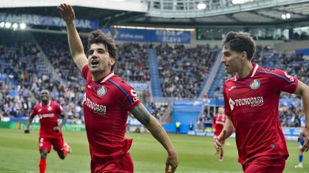 Arrambarri (Getafe) celebra su gol en Mendizorroza