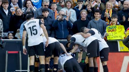 Los jugadores del Valencia hacen piña y felicitan a Diakhaby tras su gol