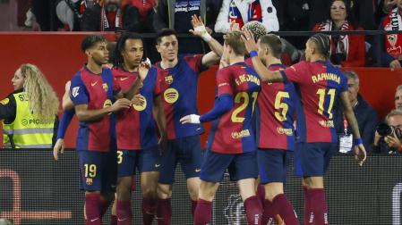 Los jugadores del Barcelona celebran el gol de Lewandowski