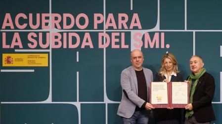 La vicepresidenta segunda del Gobierno, Yolanda Díaz, junto a los secretarios generales de CCOO y UGT, Unai Sordo y Pepe Álvarez, respectivamente, en el acto de la firma del acuerdo para la subida del SMI