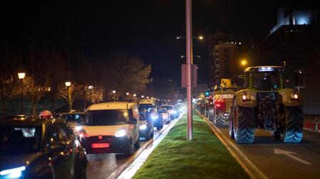 Los tractores, este lunes 10 de febrero, en la avenida del Ejército