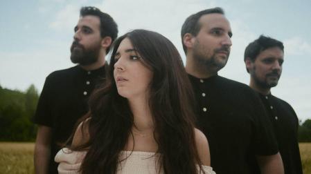 Andrea Santiago y su grupo, en una imagen promocional