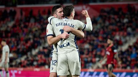Jesús Areso y Kike Barja celebran el gol de Osasuna