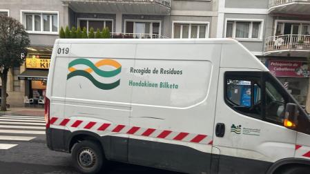 Foto de vehículos mal aparcados en la calle Abejeras./