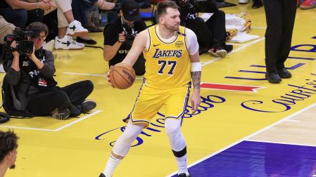 Luka Donic conduce el balón durante su primer partido con la camiseta de Los Ángeles Lakers /