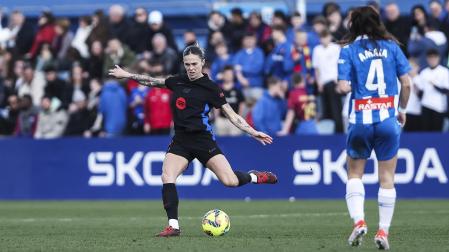 Mapi Leon, del FC Barcelona, se dispone a golpear con la zurda ante la mirada de Amaia, del Espanyol, durante el pasado derbi catalán /