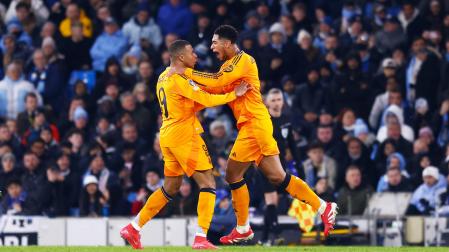 Mbappe y Bellingham, goleadores, celebran uno de los tantos del Real Madrid en el Etihad Stadium /