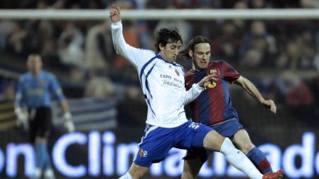 Los hermanos Diego y Gabriel Milito, en un partido de Liga defendiendo al Zaragoza y al Barcelona