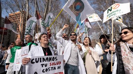 Concentración convocada por los sindicatos médicos frente al Ministerio de Sanidad
