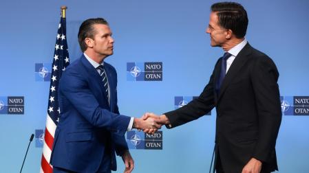 Saludo entre Mark Rutte, secretario general de la OTAN, y Pete Hegseth, nuevo secretario de Defensa de EEUU