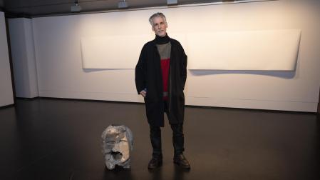 Iñaki Garmendia con una aproximación al busto desaparecido
