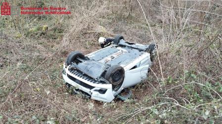 El coche se ha salido de la vía y ha volcado