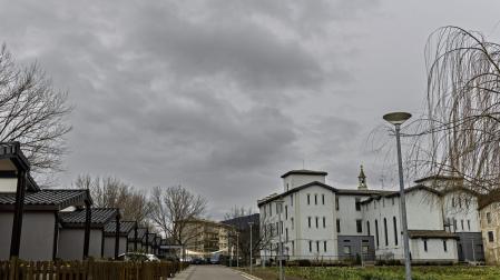 Residencia de San Jerónimo de Estella, en una imagen de su parte trasera, y viviendas vinculadas a ella.