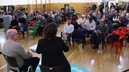 Los ediles Joxe Abaurrea y Aitziber Campión ante una sala llena de vecinos de Milagrosa, Azpilagaña y Santa María la Real