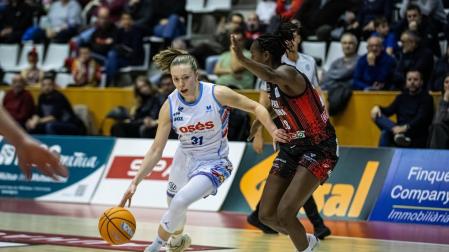 Lahtinen, del Osés Construcción, trata de avanzar ante Migna Touré, del Spar Girona