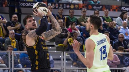 El pívot del Laguna Tenerife Fran Guerra lanza a canasta ante el checo Tomas Satoransky, del Barça