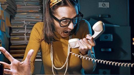 Una mujer le grita al teléfono
