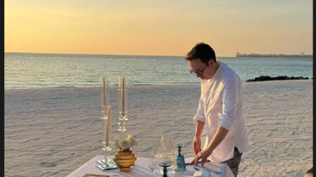 El cocinero navarro David Yárnoz ultima la preparación de la cena en la playa de las Maldivas