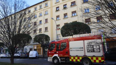 Un camión de bomberos del parque de Trinitarios durante la actuación en la calle Monasterio de Irache, en Pamplona