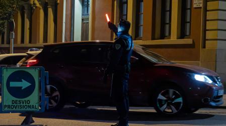 Un agente de Policía junto a su sede en Estella.