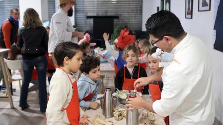 Cuatro jóvenes realizan una deconstrucción de tortilla de patatas junto a Sergio Arias Cordoba, estudiante de Cocina en el Centro Integrado de Formación Profesional de Burlada.