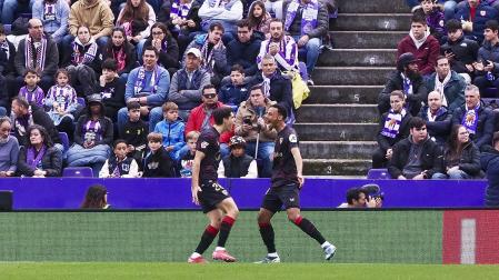 Juanlu y Sow celebran uno de los goles sevillistas en el José Zorrilla /